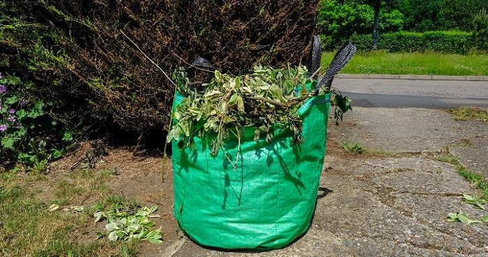 O descarte de resíduos de jardim pode adicionar custos inesperados a um trabalho de jardinagem. 