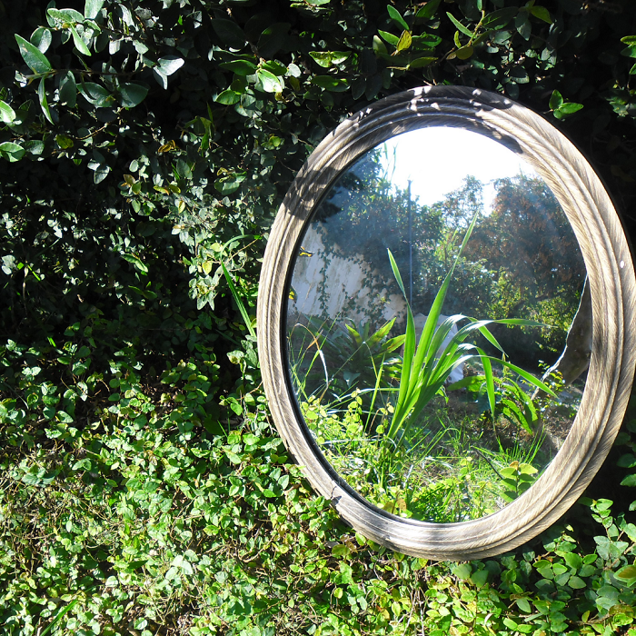 Espelhos dão um efeito de jardim secreto