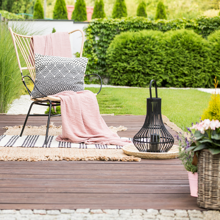 Use móveis que você tradicionalmente não associaria ao jardim – por exemplo, um tapete ao ar livre