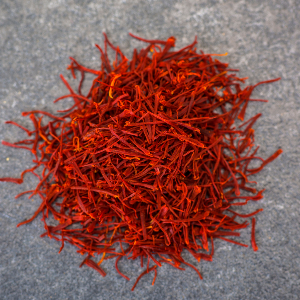 O açafrão verdadeiro (Crocus sativus) ou açafrão vermelho é de origem asiática e muito valorizado no mercado mundial. 
